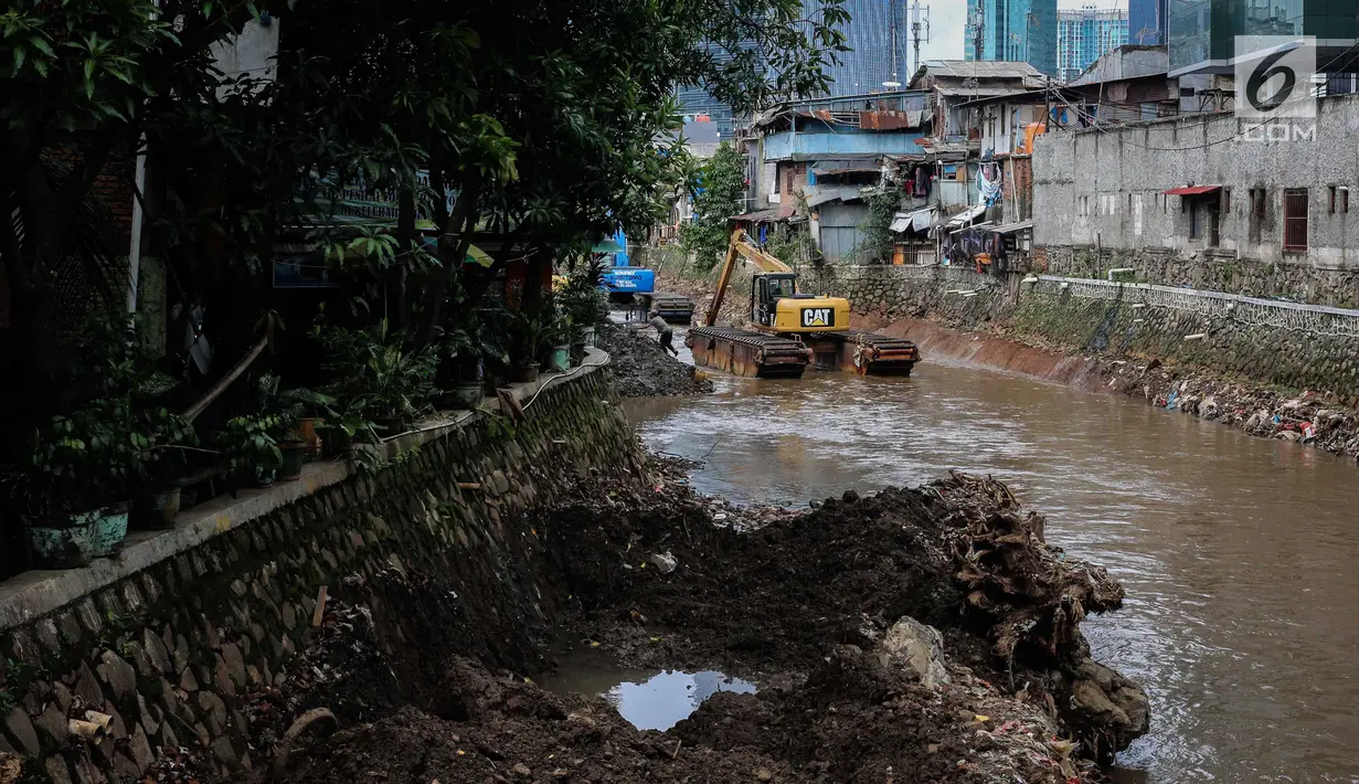 Suasana pengerukan Kali Krukut di Kawasan Kebayoran Baru, Jakarta, Rabu (13/12). Pengerukan dilakukan untuk membersihkan sedimen lumpur penghambat laju arus air yang berpotensi menimbulkan banjir pada musim hujan. (Liputan6.com/Faizal Fanani)