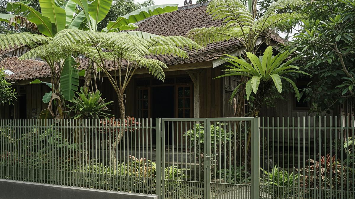 7 Model Pagar Rumah Kampung Anti Ayam Tapi Tetap Estetik, Amankan Pekarangan Rumah