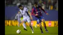 Pemain Barcelona, Marc Guiu (kanan) berusaha merebut bola dari kaki pemain Club America, Ramon Juarez pada laga persahabatan di Cotton Bowl, Dallas, Amerika Serikat, Jumat (22/12/2023) dini hari WIB. (AP Photo/Julio Cortez)