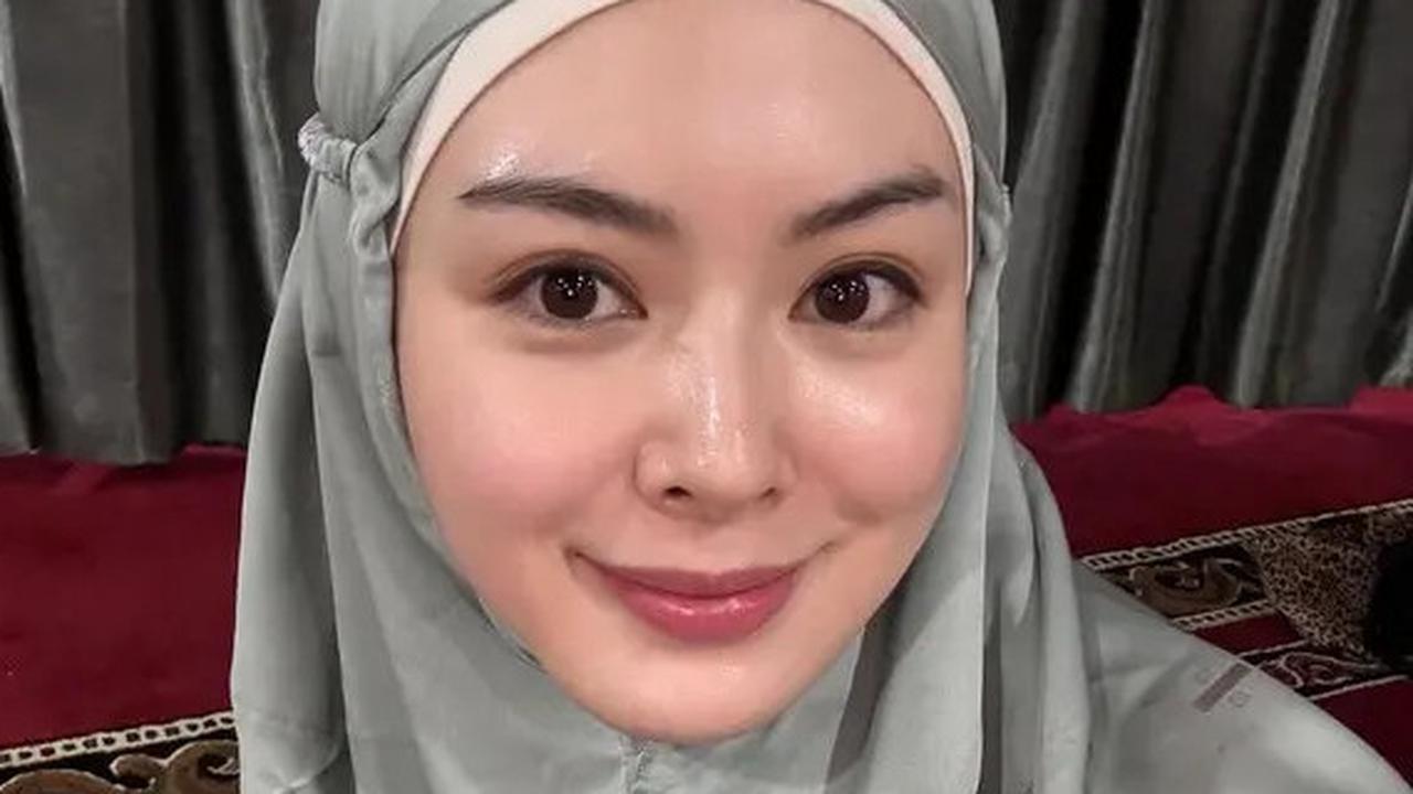 6 Potret Ayana Moon Selebgram Asal Korea Puasa Ramadan di Indonesia, Asik Jajan Cilok hingga Solat Terawih di Masjid Sunda Kelapa