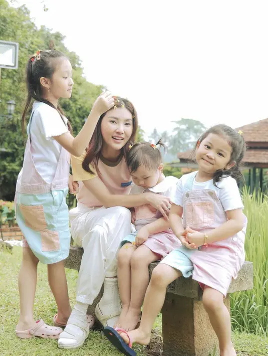 Dengan t-shirt warna dan celana putih, Sarwendah tampak begitu sederhana.  [Foto: Instagram/ Sarwendah]