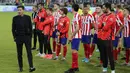 Pemain Atletico Madrid tampak lesu usai ditaklukkan Real Madrid pada laga Piala Super Spanyol di King Abdulla Sports City, Jeddah, Senin (13/1/2020). Real Madrid menang adu penalti 4-1 atas Atletico Madrid. (AP/Hassan Ammar)