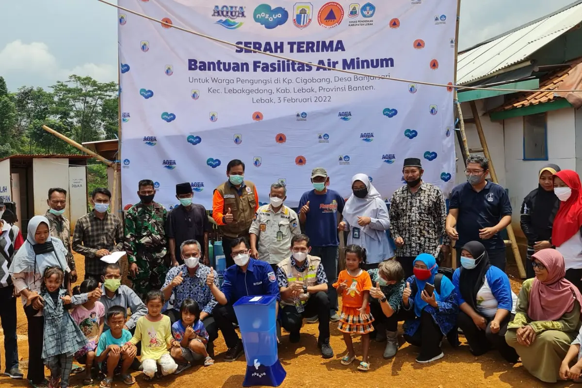 Sebanyak 135 keluarga pengungsi korban banjir bandang di Lebak, Banten yang menempati hunian sementara (huntara), mendapat bantuan fasilitas air minum.