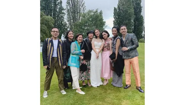 Para sahabat yang hadir juga tampak bahagia atas pernikahan Nadia dan Mikael.