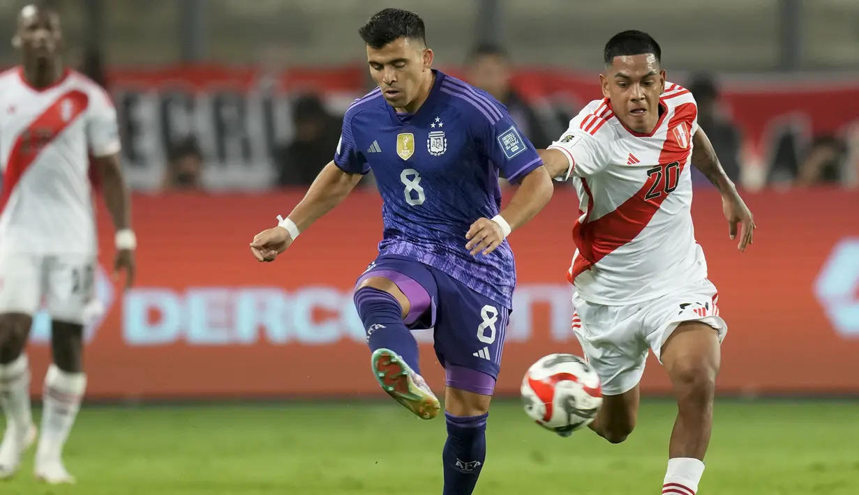 Bek Timnas Argentina, Marcos Acuna (kiri) berusaha mengumpan bola di bawah tekanan striker Peru, Joao Grimaldo pada laga Kualifikasi Piala Dunia 2026 Zona Conmebol di National Stadium, Lima, Peru, Rabu (18/10/2023) pagi WIB. (AP Photo/Martin Mejia)