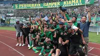 Para pemain Persebaya merayakan kemenangan atas PSPS Riau pada laga 8 Besar Liga 2 Grup Y di Stadion GBLA, Bandung, Sabtu (18/11/2017). Persebaya Menang 1-0. (Bola.com/Nicklas Hanoatubun)