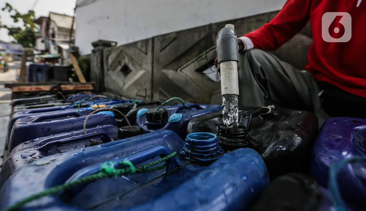 Penjualan air bersih keliling di daerah tersebut meningkat dibandingkan sebelum musim kemarau panjang yang terjadi beberapa bulan ini. (Liputan6.com/Faizal Fanani)