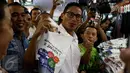 Cawagub DKI Jakarta, Sandiaga Uno membeli kaus bertuliskan I Love Jakarta saat menyambangi ITC Mangga Dua, Jakarta Utara, Kamis (3/11). Kedatangan Sandiaga disambut meriah pedagang dan pengunjung pusat perbelanjaan tersebut. (Liputan6.com/Gempur M Surya)