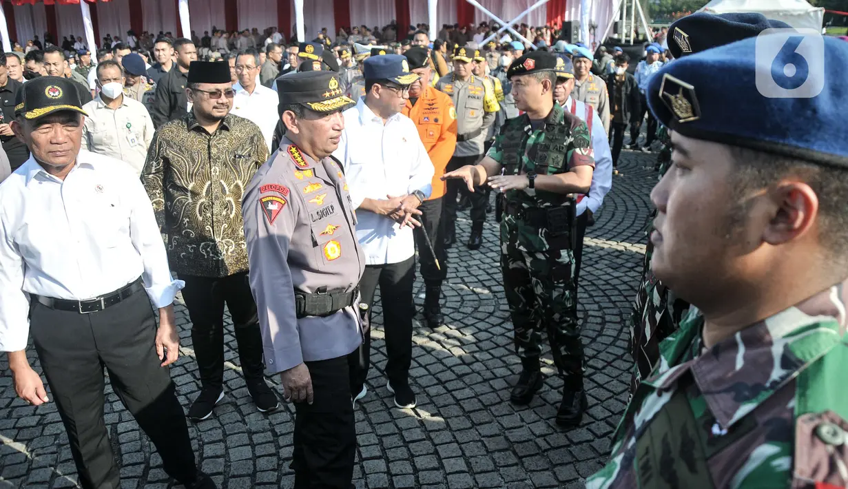 Kapolri Jenderal Listyo Sigit Prabowo meninjau kesiapan pasukan saat memimpin Apel Gelar Pasukan Operasi Ketupat 2023 di Lapangan Monas. (merdeka.com/Iqbal S. Nugroho)
