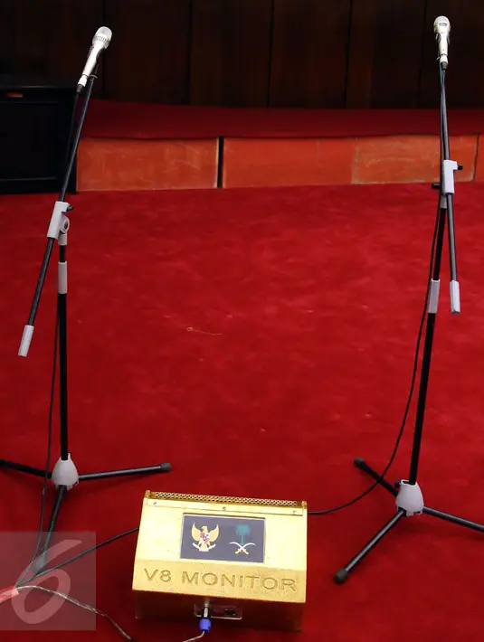 Speaker berwarna emas telah terpasang di Ruang Rapat Paripurna I di Kompleks Parlemen, Senayan, Jakarta, Selasa (28/2). DPR sengaja mempercantik diri untuk menyambut kedatangan Raja Salman. (Liputan6.com/Johan Tallo)