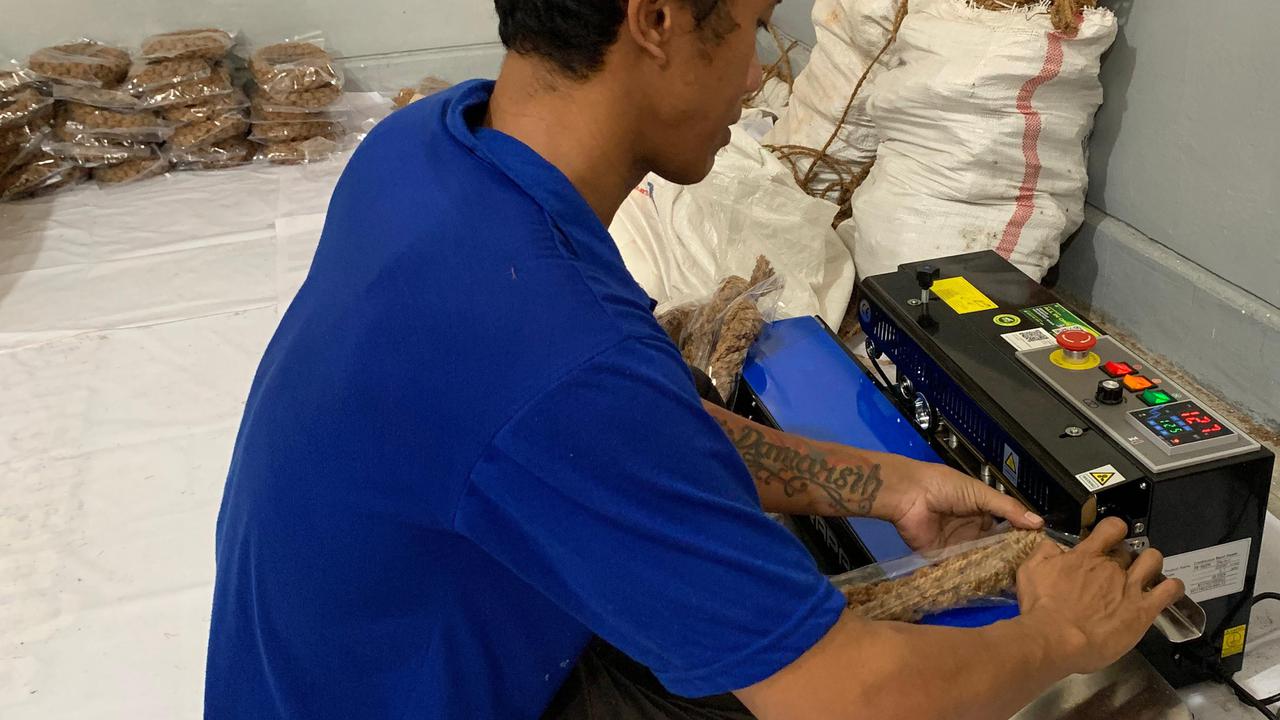 Napi Lapas Kedungpane Semarang Ubah Serabut Kelapa Jadi Hewan Mainan