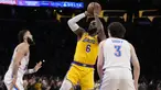Bintang LA Lakers, LeBron James sukses pecahkan rekor Kareem Abdul Jabbar sebagai pemain NBA dengan perolehan poin terbanyak sepanjang masa. Rekor fenomenal tersebut dicatatkannya saat LA Lakers menghadapi Oklahoma City Thunder di Crypto.com Arena, Los Angeles, Rabu (8/2/2023) pagi WIB. Dalam laga tersebut LeBron James total mengemas 38 poin, sehingga total mengoleksi 38.390 poin sepanjang kariernya di NBA, melewati torehan Kareem Abdul Jabbar yang total mengumpulkan 38.387 poin. (AP Photo/Ashley Landis)