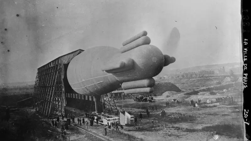 La Ville de Paris adalah versi awal balon udara yang bisa dikemudikan (Library of Congress)