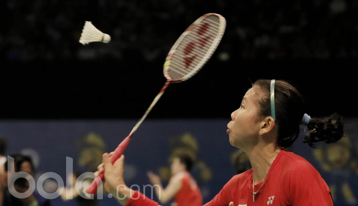 Pasangan Indonesia, Greysia Polii, berhadapan dengan pasangan Korea, Chae Yoo Jung/Kim So Yeung di Indonesia Open 2017 di JCC, Rabu (14/6/2017). Indonesia menang 12-21, 25-23, dan 21-14. (Bola.com/M Iqbal Ichsan)