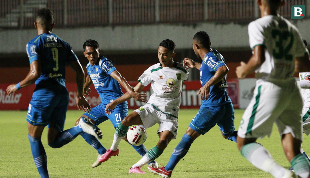 Striker Persebaya Surabaya, Marcelino Ferdinan (tengah) berusaha melewati bek Persib Bandung, Ardi Idrus (kedua dari kanan) dalam laga perempatfinal Piala Menpora 2021 di Stadion Maguwoharjo, Sleman, Minggu (11/4/2021). (Bola.com/M Iqbal Ichsan)