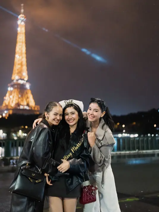 Dalam potret yang diunggah oleh Medina Dina di media sosial, Febby tampil anggun dan stylish dengan nuansa hitam yang elegan. Ia mengenakan gaun mini hitam dan jaket kulit yang dipadukan dengan boots hitam yang mempertegas kesan chic dan modern.  [@medinadinaaa].