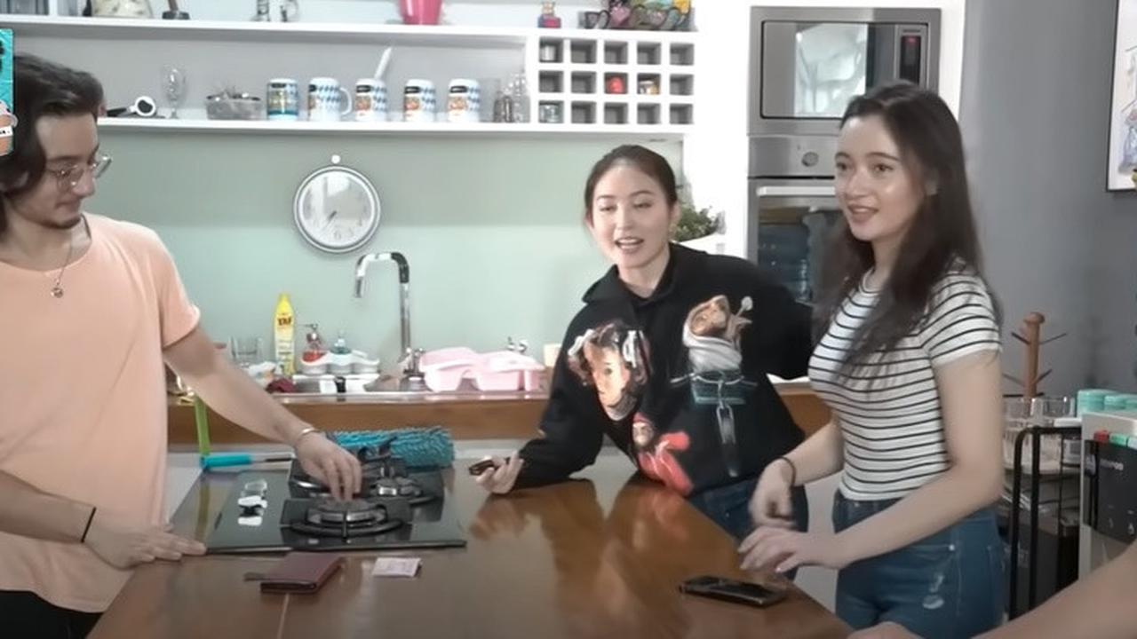 7 Potret Dapur di Rumah Megan Domani dan Bryan Domani, Tampak Minimalis Dominan Kayu