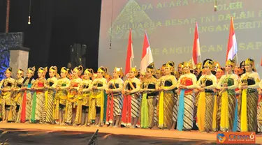 Citizen6, Jakarta: Acara Pagelaran Wayang Orang ini diperankan oleh para prajurit dan Purnawirawan TNI serta Ibu-ibu yang tergabung dalam Keluarga Besar TNI. (Pengirim: Badarudin Bakri).