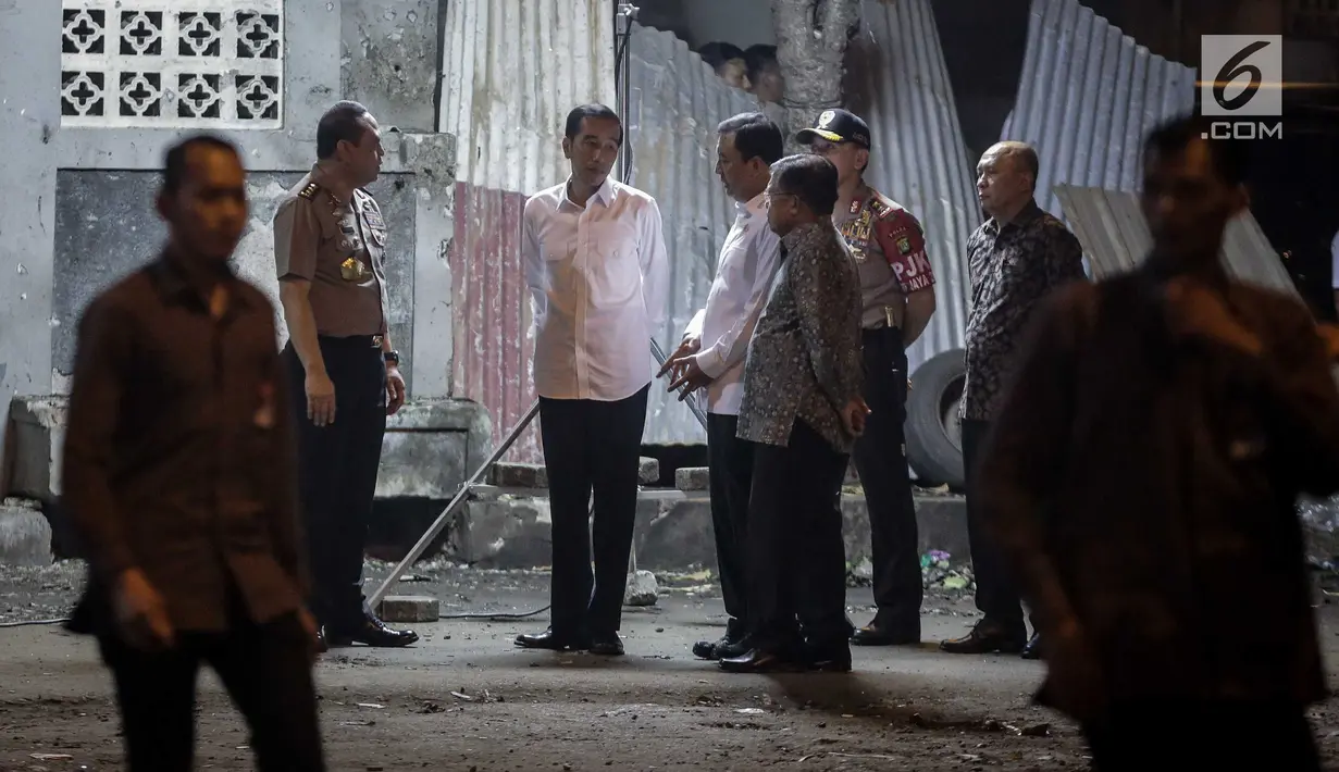 Presiden Jokowi dan Wakil Presiden Jusuf Kalla ketika melihat lokasi ledakan di Terminal Kampung Melayu Kamis (25/5). Jokowi menegaskan, tidak ada tempat di negara kita, untuk terorisme. (Liputan6.com/Faizal Fanani)