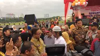 Gubernur DKi Anies Baswedan saat meresmikan peluncuran Kartu Lansia Jakarta (Liputan6.com/Delvira Chaerani Hutabarat)