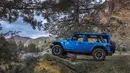 Ubahan yang signifikan terjadi pada jantung pacunya. Kini Jeep Wrangler dilengkapi opsi mesin plug-in hybrid 3.000cc V6 diesel dengan baterai sebesar 17 kWh bernama 4xe. Pilihan mesin lainnya terdiri dari 3.600cc V6, 3.000cc V6 diesel, 6.400cc V8, dan 2.000cc 4-silinder turbo. Seperti tradisi sebuah Jeep, tentunya Wrangler dilengkapi dengan sistem penggerak 4x4. (Source: caranddriver.com)