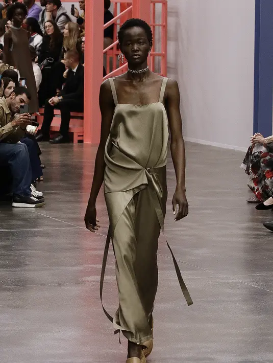 <p>Lewat perspektif Kim Jones yang segar, masa lalu menjadi masa depan. Koleksi FENDI yang terbaru ini menawarkan kontinuitas dari karya Karl Lagerfeld dari tahun 1996 hingga 2002, dengan lebih kontemporer. Foto: Document/FENDI.</p>