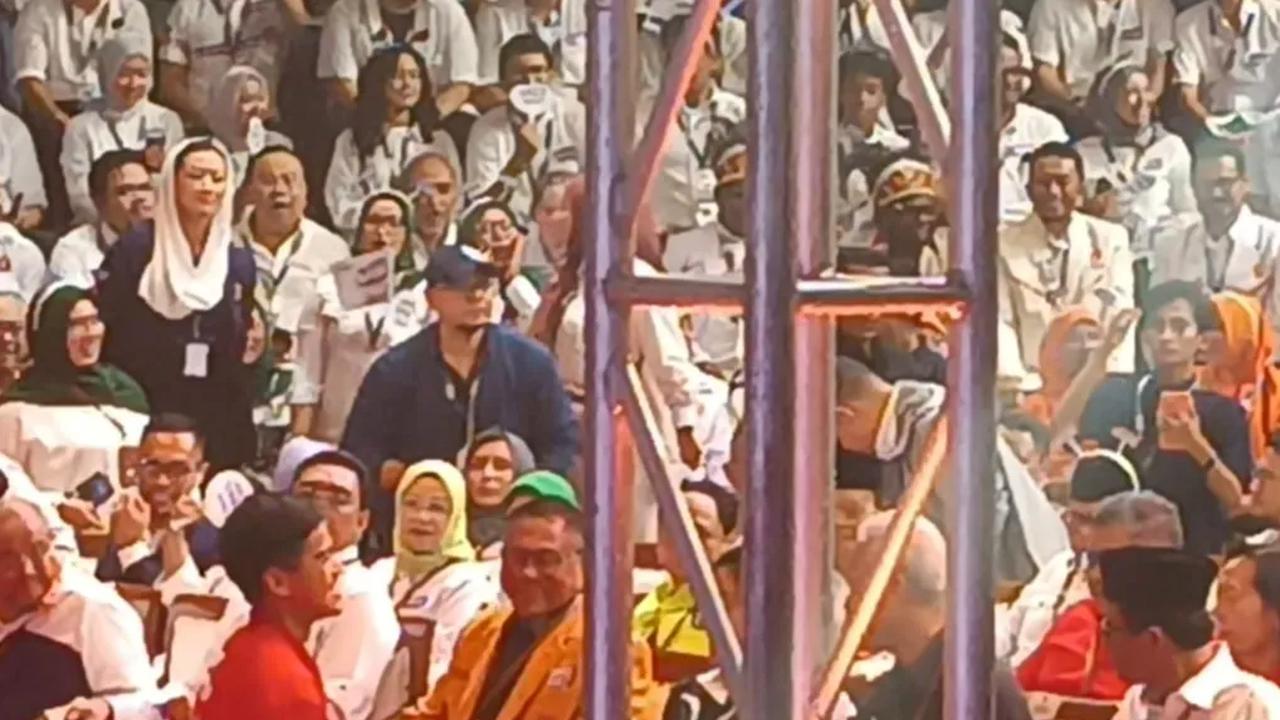 Momen Ketua Umum PSI Kaesang Pangarep sungkem ke Ketua Umum PDIP Megawati Soekarnoputri jadi viral. Dalam potongan video tersebut, Megawati menerima salam dari Kaesang.