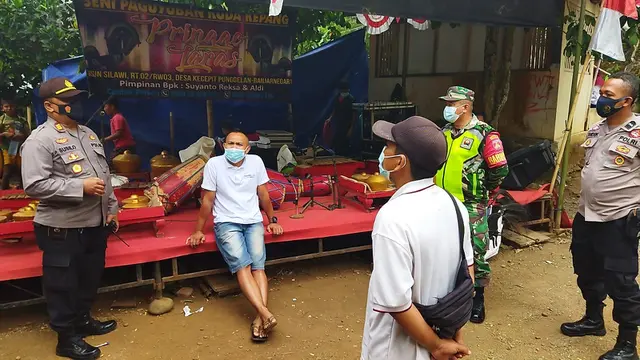 Pentas kuda lumping dibubarkan Satgas Covid-19 Purbalingga. (Foto: Liputan6.com/Rudal Afgani)