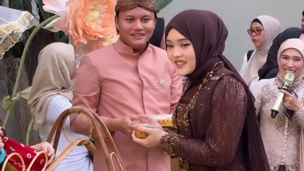 Elegan dalam Kebaya Cokelat, Putri Delina Tampil Memesona di Tasyakuran Mahalini
