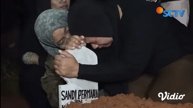 Pemakaman Sandy Permana. (Tayangan Hots Shot. YouTube/ sctv)Pemakaman Sandy Permana. (Tayangan Hots Shot. YouTube/ sctv)