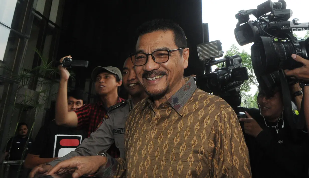 Menteri Dalam Negeri (Mendagri) Gamawan Fauzi tiba untuk menjalani pemeriksaan di Gedung KPK, Jakarta, Rabu (8/5/2019). Gamawan Fauzi diperiksa sebagai saksi kasus dugaan korupsi e-KTP dengan tersangka anggota DPR RI dari Fraksi Partai Golkar, Markus Nari. (merdeka.com/Dwi Narwoko)