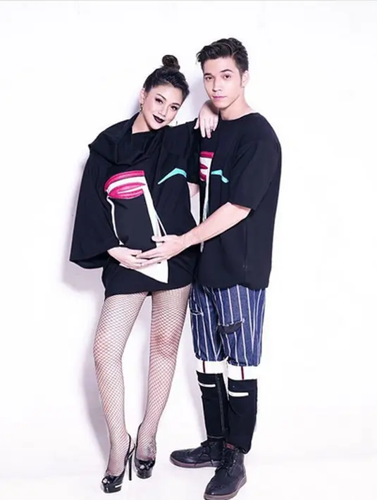 Dari beberapa foto yang diunggah, banyak yang memuji ketampanan anak pertama pasangan Stefan William dan Celine Evangelista. Kehadiran anak pertama pasangan ini juga disambut gembira oleh para penggemarnya yang sejak lama menanti. (Instagram/)