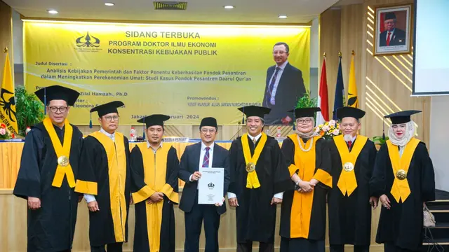 Ustaz Yusuf Mansur meraih gelar doktor dengan predikat sangat memuaskan dari Universitas Trisakti