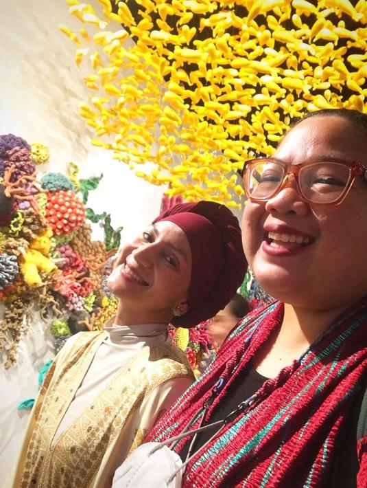 Tak sedikit yang menilai pesona artis berusia 44 tahun itu semakin bersinar usai memutuskan berhijab. (FOTO: instagram.com/wanda_hamidah)