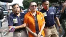 Gatot Brajamusti saat tiba untuk menjalani pemeriksaan di Polda Metro Jakarta, Selasa (25/10). Dalam pemeriksaan ini polisi meminta keterangan ahli untuk identifikasi senjata api dan amunisi yang disita dari Gatot. (Liputan6.com/Herman Zakharia)