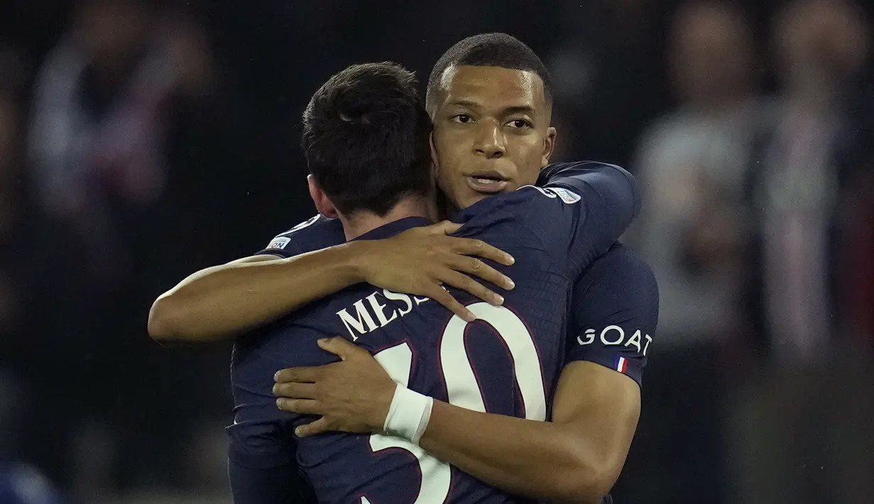 Penyerang Paris Saint Germain (PSG) Lionel Messi berselebrasi dengan Kylian Mbappe setelah mencetak gol pertama timnya ke gawang Maccabi Haifa pada matchday kelima Grup H Liga Champions 2022/23 di Parc des Princes, Rabu (26/10/2022) dinihari WIB. Trisula MNM mencetak lima dari gol PSG; Lionel Messi dan Kylian Mbappe masing-masing dua gol, sedangkan Neymar satu gol.(AP Photo/Christophe Ena)