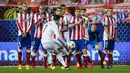 Penyerang Real Madrid, Cristiano Ronaldo melakukan tendangan bebas di leg 8 besar Liga Champions di Vicente Calderon, Spanyol Rabu (15/4/2015). Atletico Madrid bermain imbang 0-0 dengan Real Madrid. (Reuters/Paul Hanna)