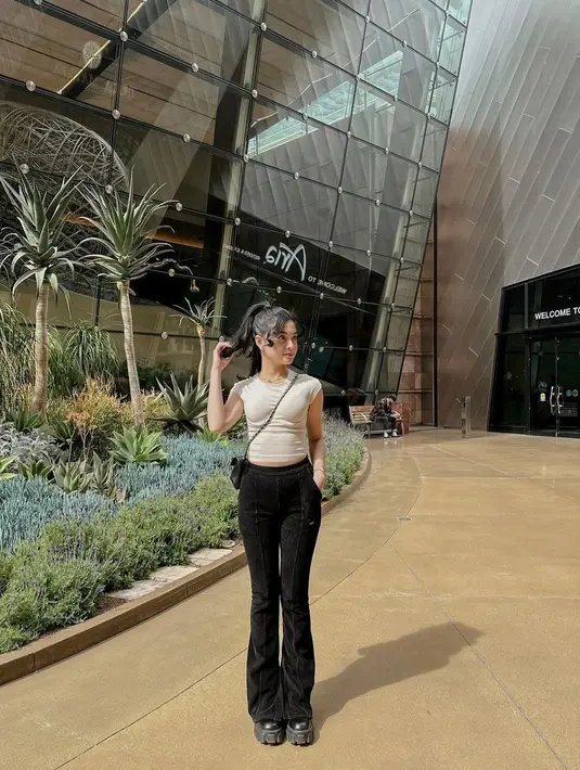 Atasan dengan warma krem dan celana cutbray juga bisa kamu coba di OOTD liburan kali ini, seperti yang dikenakan Yoriko Angeline