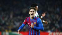 Pemain Barcelona Gavi berselebrasi usai mencetak gol kedua timnya dalam laga Liga Spanyol melawan Elche di Stadion Camp Nou, Minggu (19/12/2021) dini hari WIB. (AP Photo/Joan Monfort)
