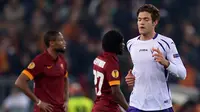 Bek Fiorentina, Marcos Alonso (kanan) merayakan ke gawang Fiorentina pada leg kedua 16 besar Liga Europa di Stadio Olimpico, Roma, Italy (19/3/2015). AS Roma Kalah 0-3 atas Fiorentina. ( AFP PHOTO/Alberto Pizzoli)