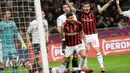 Bek AC Milan, Mateo Musacchio berselebrasi usai mencetak gol ke gawang Sassuolo selama pertandingan lanjutan Liga Serie A Italia di stadion San Siro, Milan, Italia (2/3). AC Milan menang 1-0 atas Sassuolo. (AP Photo/Luca Bruno)