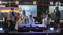 Selain menunjukkan kepiawaiannya dalam seni lukis, SBY mengajak 20 pelukis muda untuk melukis bersamanya. (Liputan6.com/Herman Zakharia)