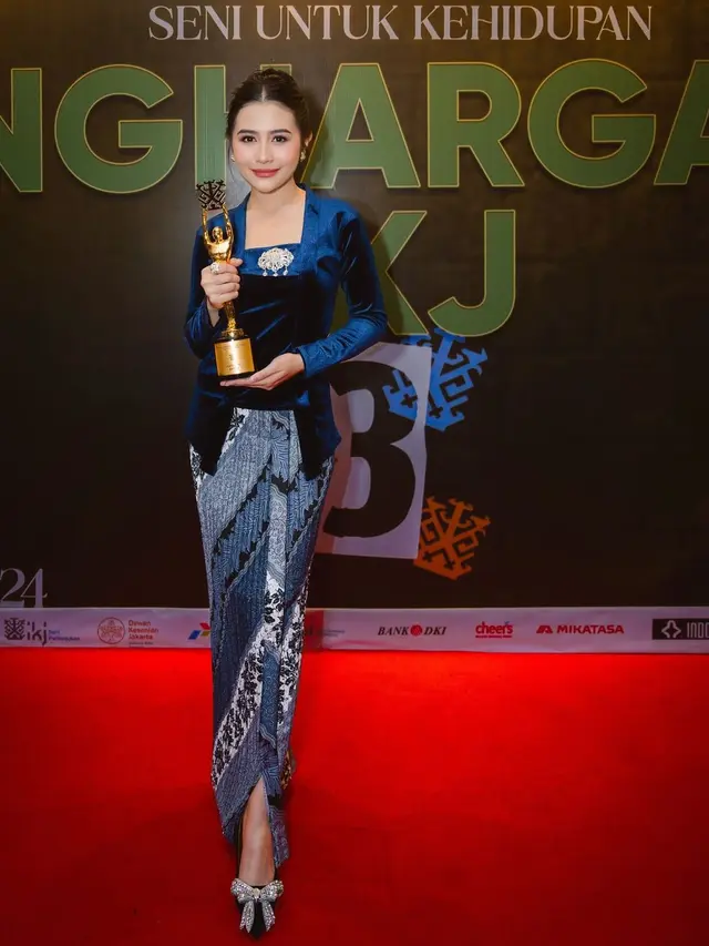 6 Potret Prilly Latuconsina yang Terlihat Makin Ayu dengan Kebaya Kutubaru, Tampilan Body yang Makin Ramping Bikin Salah Fokus