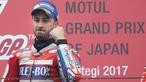 Pebalap Ducati, Andrea Dovizioso, melakukan selebrasi usai mejuarai balapan MotoGP Jepang di Sirkuit Motegi, Minggu (15/10/2017). Andrea Dovizoso menyelesaikan balapan dengan catatan waktu 47 menit 14,236 detik. (AP/Shizuo Kambayashi)