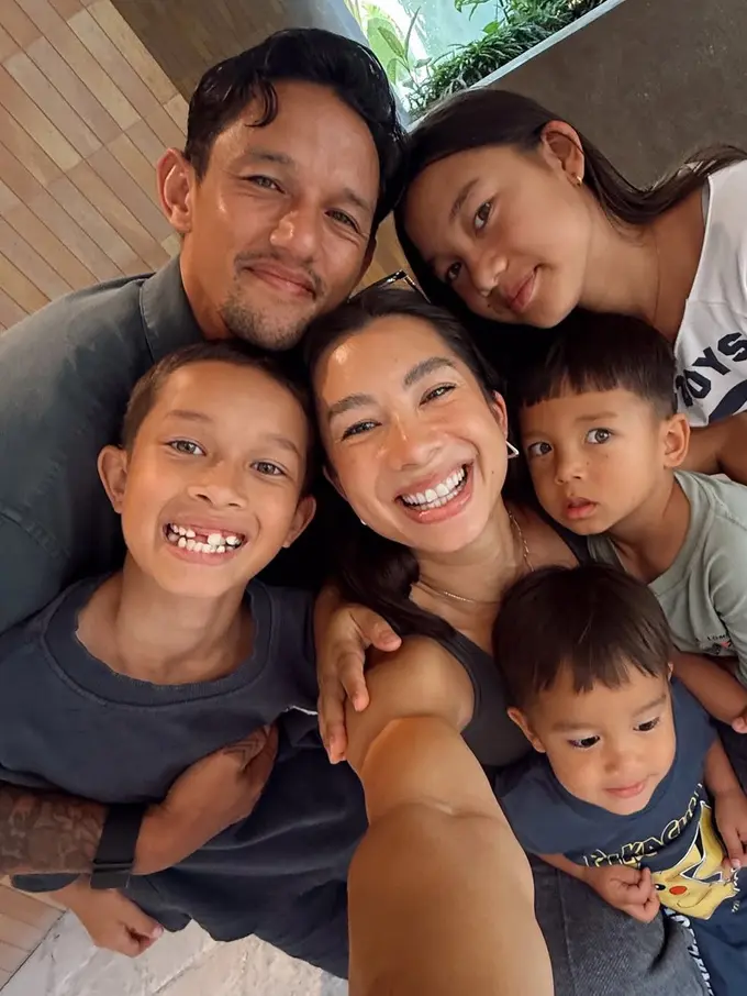 Jennifer Bachdim bersama suami dan anak-anaknya yang tampak kompak. [@jenniferbachdim]