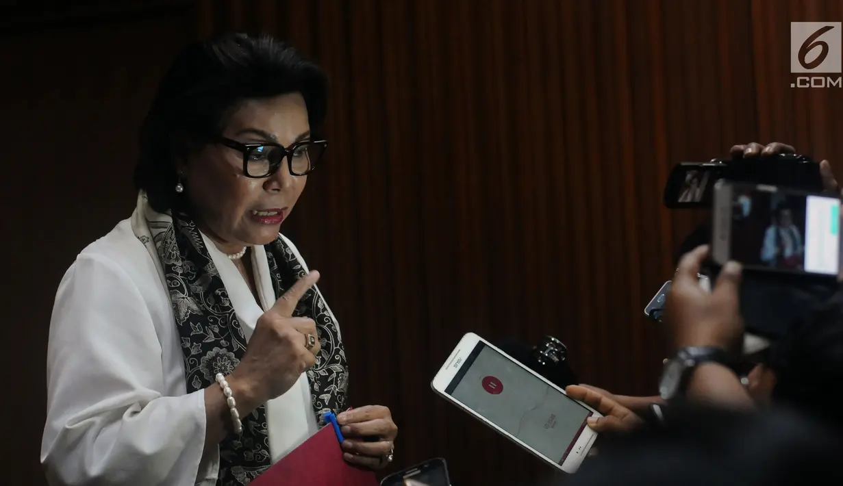 Ketua KPK, Basaria Panjaitan menjawab pertanyaan usai memberi keterangan terkait penetapan tersangka baru terkait dugaan korupsi e-KTP di Jakarta, Rabu (10/1). KPK menetapkan dua tersangka baru yakni FY dan BST. (Liputan6.com/Helmi Fithriansyah)