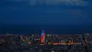 Gedung pencakar langit Torre Agbar terlihat dengan proyeksi cahaya warna pelangi saat peringatan World Pride di Barcelona, Spanyol, 28 Juni 2017. World Pride merupakan acara perayaan LGBT terbesar di dunia yang diadakan setiap tahun. (AP/Manu Fernandez)