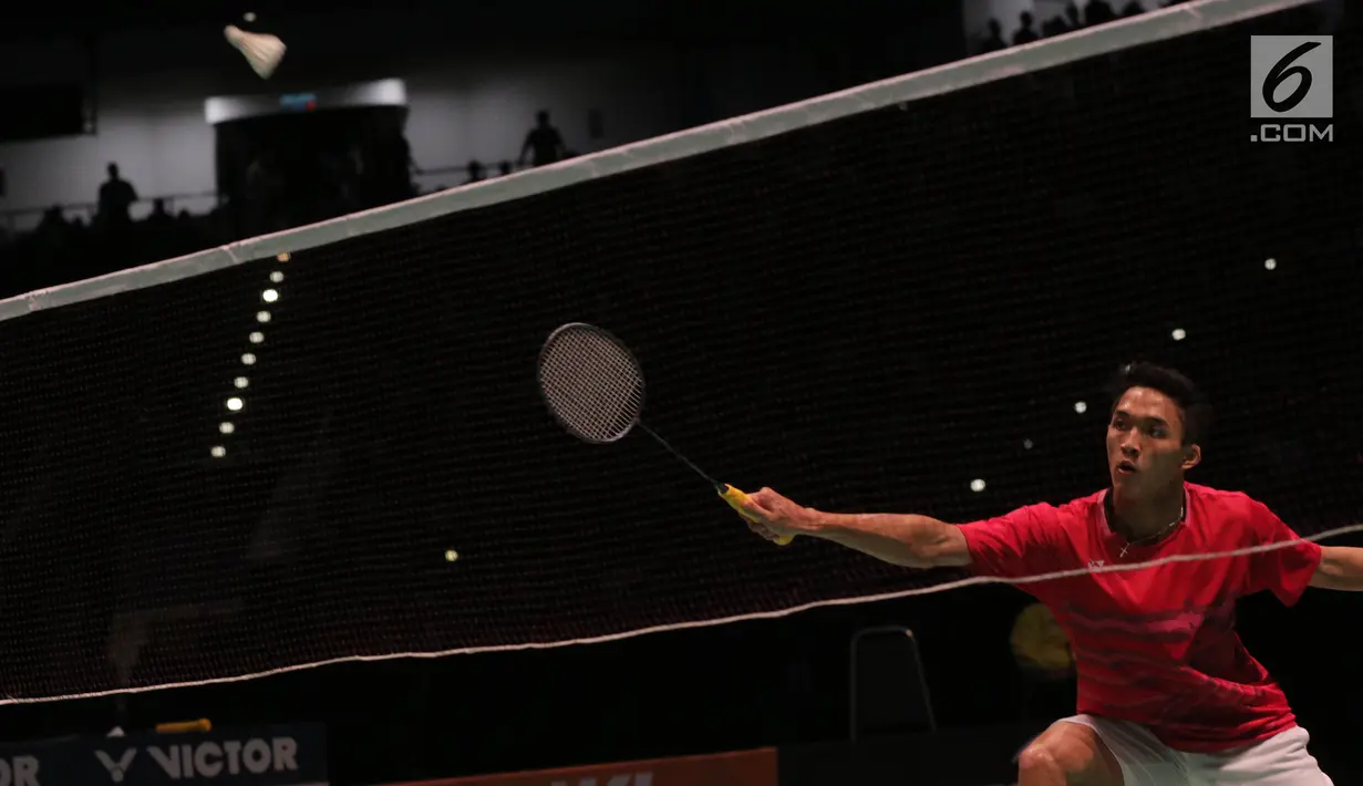 Jonatan Christie saat membalikan kok Khosit Phetpradab dari Thailand pada final tunggal putra SEA Games 2017 di Axiata Arena, Malaysia, pada Selasa (29/8). Jonathan berhasil menang dengan skor 21-19, 21-10. (Liputan6.com/Faizal Fanani)