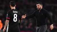 Gennaro Gattuso mencoba menyemangati Suso usai AC Milan didepak Arsenal di 16 besar Liga Europa. (Ben STANSALL / AFP)