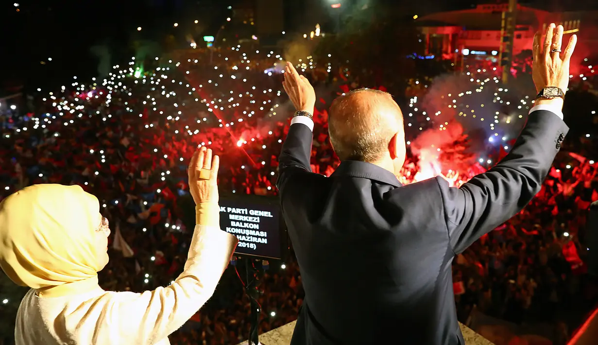 Presiden Turki Recep Tayyip Erdogan dan istri, Emine menyapa pendukung Partai Keadilan dan Pembangunan (AKP) di Ankara, Turki, Senin (25/6). Erdogan menang pemilu presiden Turki dengan meraih 58,76 persen suara. (Presidency Press Service via AP, Pool)